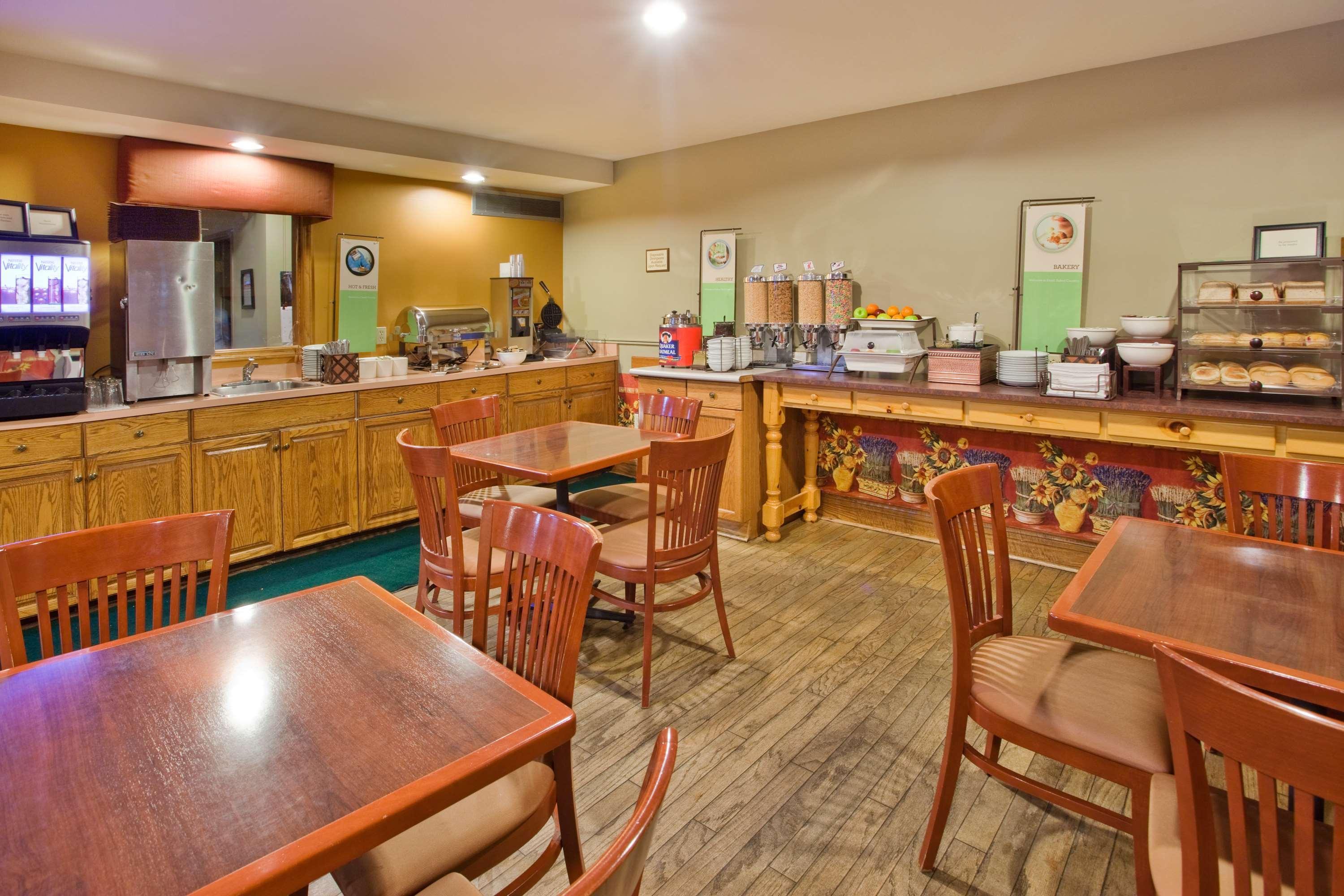 Travelodge Suites By Wyndham Regina - Eastgate Bay Zewnętrze zdjęcie