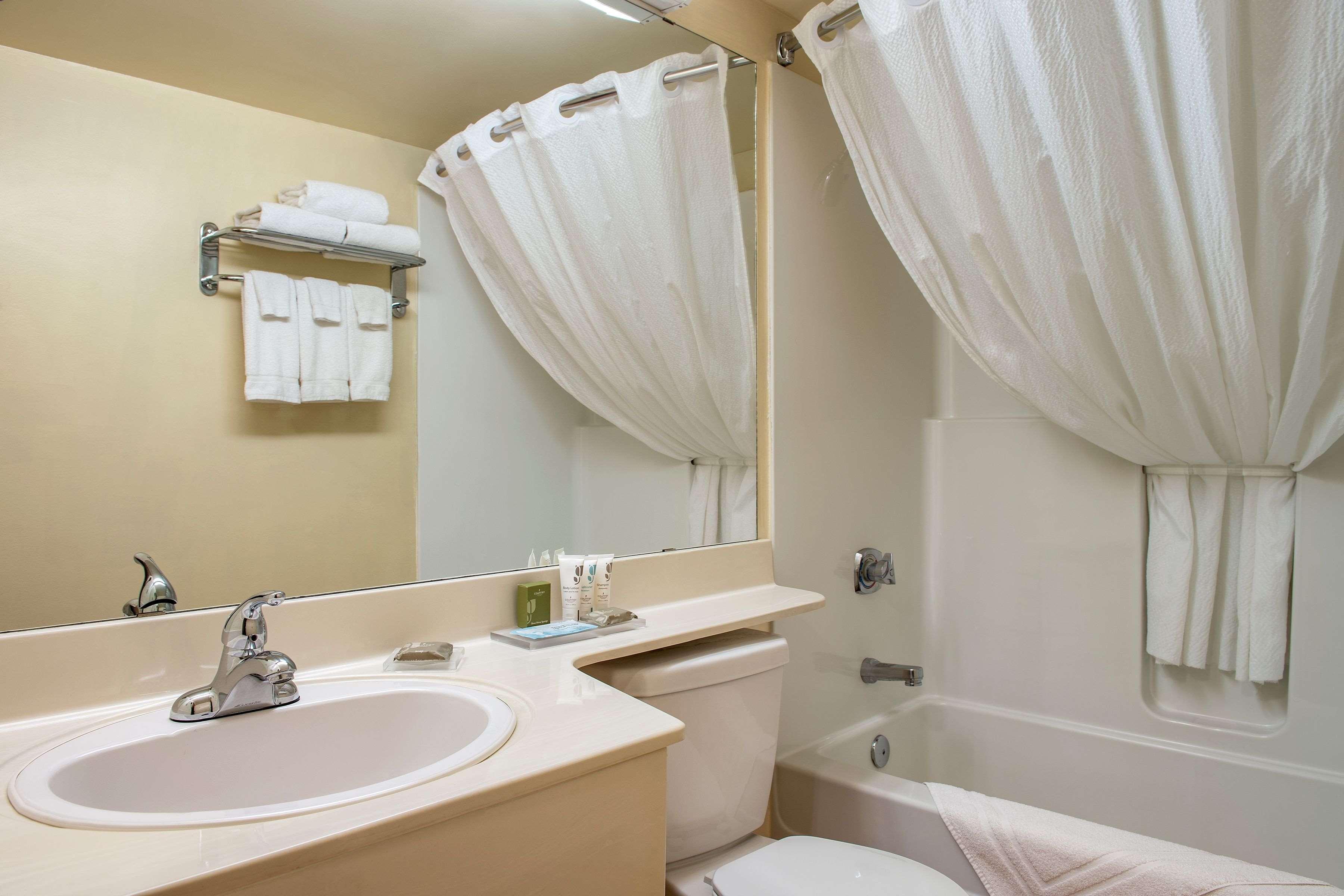 Travelodge Suites By Wyndham Regina - Eastgate Bay Zewnętrze zdjęcie